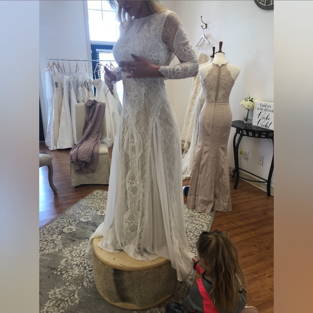 LAST ONE! Boho Long Sleeve Wedding Dress - Picture 5 of 8
